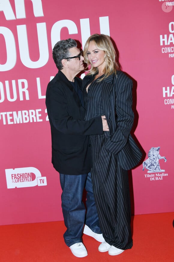 Plus encore, le couple a été aperçu lors d'un déjeuner en amoureux en plein Paris.
Marc Lavoine et sa compagne Adriana Karembeu au photocall du "concerto pour la paix" de Omar Harfouch au Théâtre des Champs-Elysées à Paris le 18 septembre 2024. © Rachid Bellak / Bestimage