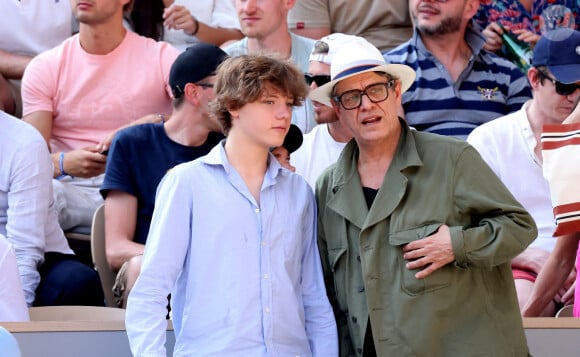 Marc Lavoine et son fils Roman dans les tribunes des Internationaux de France de tennis de Roland Garros 2023 le 6 juin 2023. © Jacovides-Moreau/Bestimage