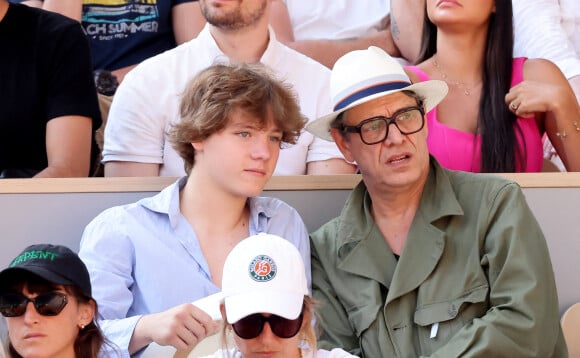 Marc Lavoine et son fils Roman dans les tribunes des Internationaux de France de tennis de Roland Garros 2023 le 6 juin 2023. © Jacovides-Moreau/Bestimage 