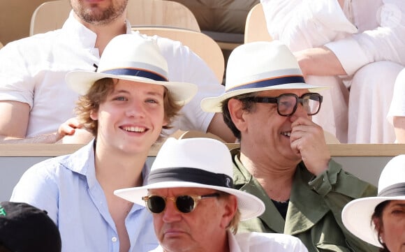 Marc Lavoine et son fils Roman dans les tribunes des Internationaux de France de tennis de Roland Garros 2023 le 6 juin 2023. © Jacovides-Moreau/Bestimage 