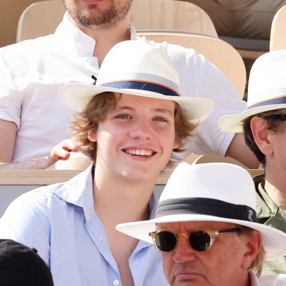 Marc Lavoine et son fils Roman dans les tribunes des Internationaux de France de tennis de Roland Garros 2023 le 6 juin 2023. © Jacovides-Moreau/Bestimage 