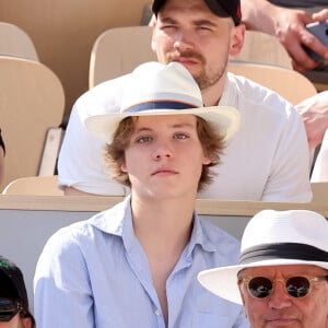 Marc Lavoine et son fils Roman dans les tribunes des Internationaux de France de tennis de Roland Garros 2023 le 6 juin 2023. © Jacovides-Moreau/Bestimage 