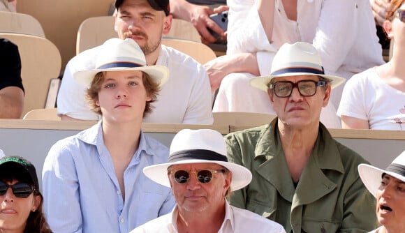 Marc Lavoine et son fils Roman dans les tribunes des Internationaux de France de tennis de Roland Garros 2023 le 6 juin 2023. © Jacovides-Moreau/Bestimage 