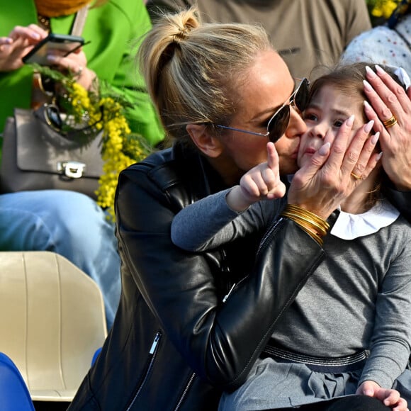 Adriana Karembeu et sa fille Nina durant la première bataille de fleurs du Carnaval de Nice 2022, Roi des Animaux, place Masséna à Nice, le 13 février 2022. © Bruno Bebert/Bestimage