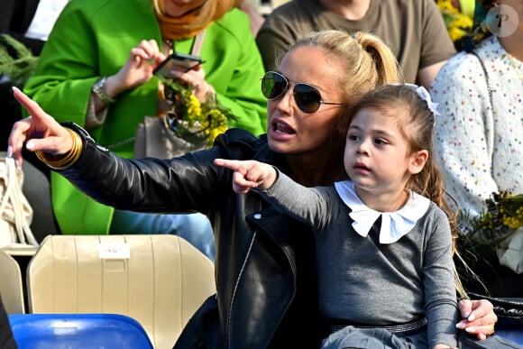 Adriana Karembeu Ohanian et sa fille Nina durant la première bataille de fleurs du Carnaval de Nice 2022, Roi des Animaux, place Masséna à Nice, le 13 février 2022. © Bruno Bebert/Bestimage