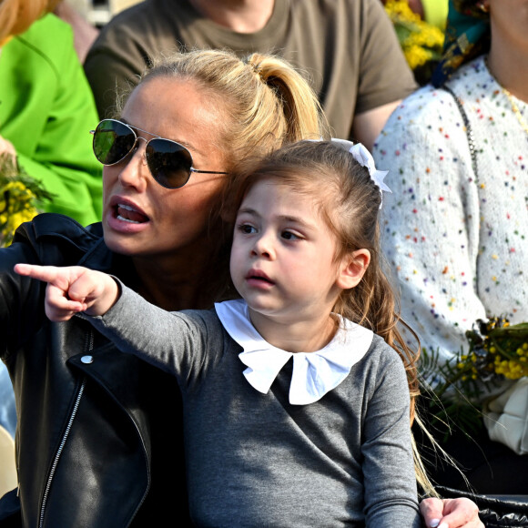 Adriana Karembeu Ohanian et sa fille Nina durant la première bataille de fleurs du Carnaval de Nice 2022, Roi des Animaux, place Masséna à Nice, le 13 février 2022. © Bruno Bebert/Bestimage