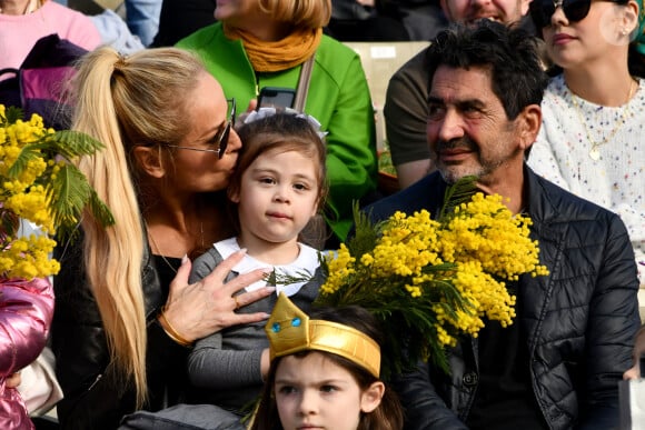 Adriana Karembeu Ohanian, son mari Aram et leur fille Nina durant la première bataille de fleurs du Carnaval de Nice 2022, Roi des Animaux, place Masséna à Nice, le 13 février 2022. © Bruno Bebert/Bestimage