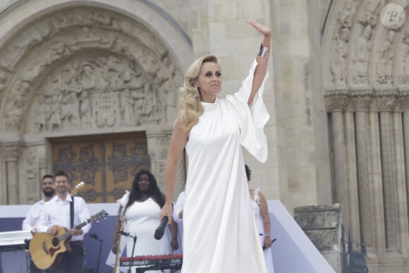 Lara Fabian lors du dernier relais de La Flamme Olympiques avant la cérémonie d'ouverture des Jeux Olympiques (JO) de Paris 2024 à Saint-Denis, Seine Saint-Denis, France, le 26 juillet 2024. © Melloul-Tribeca/Bestimage 