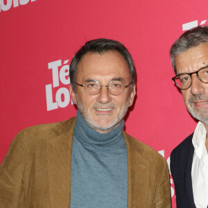 Frédéric Lopez et Michel Cymes - Photocall de la soirée "Télé Loisirs Awards 2024" aux Jardins du Pont-Neuf à Paris le 23 septembre 2024. Ce sont de toutes nouvelles récompenses : les Télé-Loisirs Awards. Elles sont vouées à devenir annuelles. Pour les attribuer, le magazine a commandé une enquête de l'institut CSA à la mi-août auprès d'un millier de personne. Dans la catégorie du meilleur animateur et de la meilleure animatrice, ce sont respectivement S. Bern, présentateur notamment de "Secrets d'Histoire" sur France 3, et K. Lemarchand présentatrice depuis 14 ans de "L'amour est dans le pré" qui ont été plébiscités par les répondants. L'animatrice phare de M6 est arrivée devant la figure de France 2 Faustine Bollaert. Stéphane Bern lui ne remporte pas seulement le prix de meilleur animateur, mais aussi celui de "personnalité de télévision la plus engagée", grâce à ses actions en faveur du patrimoine. Ils étaient 15 personnalités soumises au vote des sondés. © Coadic Guirec/Bestimage