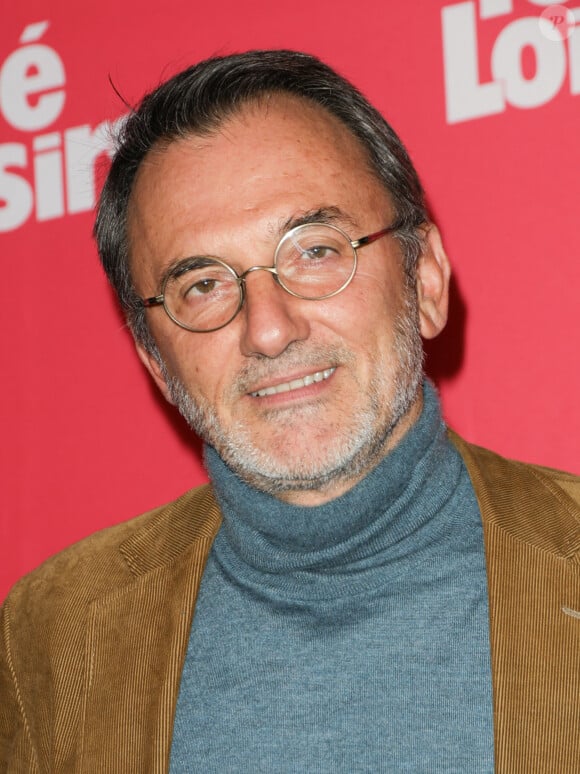 Frédéric Lopez - Photocall de la soirée "Télé Loisirs Awards 2024" aux Jardins du Pont-Neuf à Paris le 23 septembre 2024. Ce sont de toutes nouvelles récompenses : les Télé-Loisirs Awards. Elles sont vouées à devenir annuelles. Pour les attribuer, le magazine a commandé une enquête de l'institut CSA à la mi-août auprès d'un millier de personne. Dans la catégorie du meilleur animateur et de la meilleure animatrice, ce sont respectivement S. Bern, présentateur notamment de "Secrets d'Histoire" sur France 3, et K. Lemarchand présentatrice depuis 14 ans de "L'amour est dans le pré" qui ont été plébiscités par les répondants. L'animatrice phare de M6 est arrivée devant la figure de France 2 Faustine Bollaert. Stéphane Bern lui ne remporte pas seulement le prix de meilleur animateur, mais aussi celui de "personnalité de télévision la plus engagée", grâce à ses actions en faveur du patrimoine. Ils étaient 15 personnalités soumises au vote des sondés. © Coadic Guirec/Bestimage