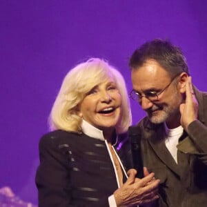 Frédéric Lopez intervient sur scène car il n'y avait pas se son sur la voix de Michèle Torr dans la salle. Il prévient Michèle qui recommence sa chanson - Concert de Michèle Torr, "60 ans de chanson", au Théâtre des Folies Bergère à Paris, France, le 29 Octobre 2023. © Bertrand Rindoff / Bestimage