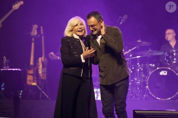 Frédéric Lopez intervient sur scène car il n'y avait pas se son sur la voix de Michèle Torr dans la salle. Il prévient Michèle qui recommence sa chanson - Concert de Michèle Torr, "60 ans de chanson", au Théâtre des Folies Bergère à Paris, France, le 29 Octobre 2023. © Bertrand Rindoff / Bestimage