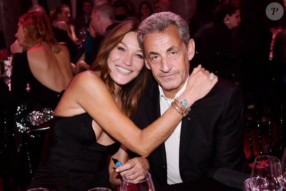 Carla Bruni-Sarkozy et son mari Nicolas Sarkozy - 19ème "Diner de la Mode" au bénéfice de Sidaction au Pavillon Cambon Capucines dans le cadre de la Fashion Week de Paris, France. Le 7 juillet 2022. © Rachid Bellak / Bestimage