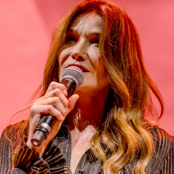 Tout en racontant sa propre expérience du cancer.
Carla Bruni Sarkozy donne un mini concert lors du Dîner " Korea invites the World ", donné à la Fondation Louis Vuitton par Mr Chey Tae-won, Président de la Chambre de Commerce et d'Industrie Coréenne. Paris, France, le 14 Octobre 2023. © Bertrand Rindoff Petroff / Bestimage 