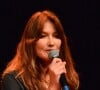 C'est un sujet qui tient à coeur pour elle...
Carla Bruni-Sarkozy chante sur la scène du Teatro Dal Verme dans le cadre du Worm Up! Festival