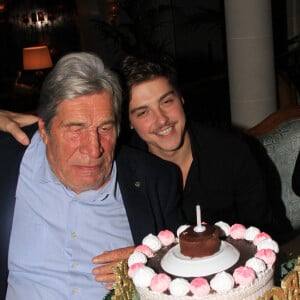 Le fils de Jean-Pierre Castaldi s'est toutefois rattrapé en déjeunant longuement avec son père plus tôt dans la journée
Exclusif - Jean-Pierre Castaldi et Baptiste Gonthier - JP.Castaldi fête son anniversaire (80 ans) au restaurant "Laurent" à Paris le 1er octobre 2024. © Philippe Baldini / Bestimage