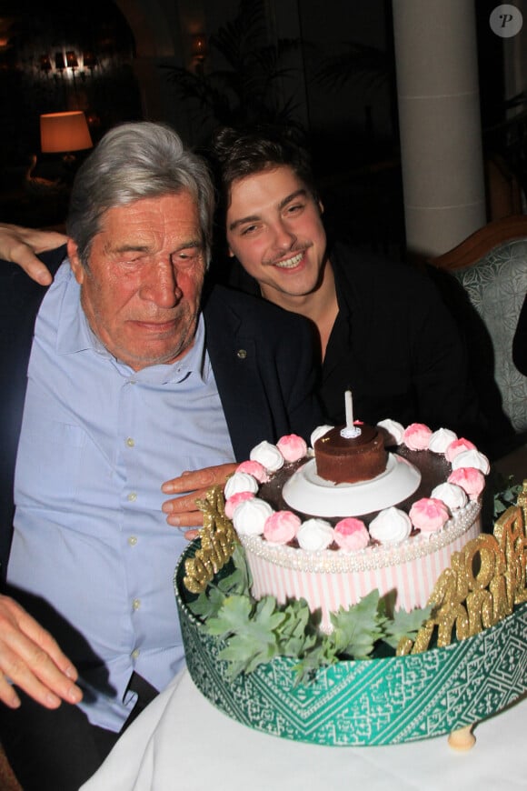 Le fils de Jean-Pierre Castaldi s'est toutefois rattrapé en déjeunant longuement avec son père plus tôt dans la journée
Exclusif - Jean-Pierre Castaldi et Baptiste Gonthier - JP.Castaldi fête son anniversaire (80 ans) au restaurant "Laurent" à Paris le 1er octobre 2024. © Philippe Baldini / Bestimage