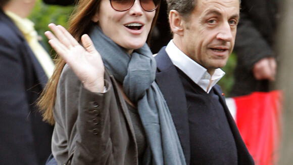 Carla Bruni et Nicolas Sarkozy ont débarqué souriants à New York... loin de la chute de popularité en France !