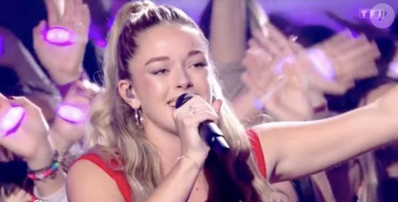 C'est avec sa chanson Nous on sait qu'elle avait passé son audition et c'est avec cette même chanson qu'elle s'est présentée sur scène samedi soir pour le premier prime.
Emma, nouvelle candidate de "Star Academy" chante une chanson de Pierre Garnier. TF1