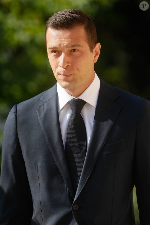 Jordan Bardella arrive à l'Elysée pour un entretien avec le président de la République le 26 août 2024. © Christophe Clovis / Bestimage