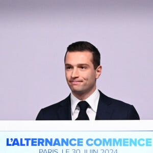 Rassemblement national (RN) et principal eurodéputé, Jordan Bardella, prononce un discours lors de la soirée de résultats du premier tour des élections législatives à Paris le 30 juin 2024