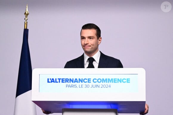 Rassemblement national (RN) et principal eurodéputé, Jordan Bardella, prononce un discours lors de la soirée de résultats du premier tour des élections législatives à Paris le 30 juin 2024