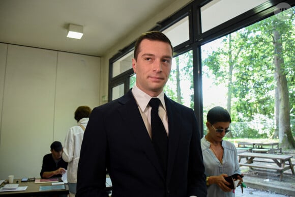 Le président du parti d'extrême droite Rassemblement national (RN) et député européen Jordan Bardella vote pour le premier tour des législatives à Garches banlieue de Paris, France, le 30 juin 2024. © Florian Poitout/Bestimage 