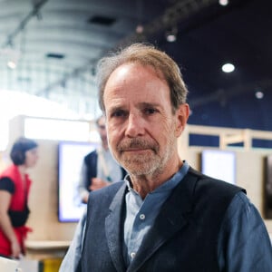 Une relation que Marc Lévy évoque cette année pour la première fois...Marc Levy signe son livre au Festival du livre de Paris, au Grand Palais éphémère, le 13 avril 2024. Photo par Thibaud Moritz/ABACAPRESS.COM