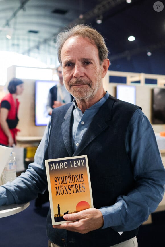 Une relation que Marc Lévy évoque cette année pour la première fois...Marc Levy signe son livre au Festival du livre de Paris, au Grand Palais éphémère, le 13 avril 2024. Photo par Thibaud Moritz/ABACAPRESS.COM