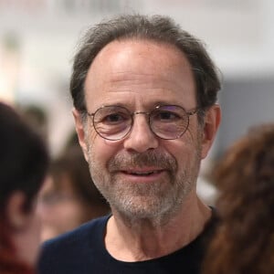 Marc Lévy a 63 ans aujourd'hui.
Marc Levy assiste au "Festival Du Livre De Paris" au Grand Palais Ephemere à Paris, France. Photo par Lionel Urman/ABACAPRESS.COM