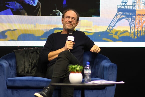 Marc Levy assiste au "Festival Du Livre De Paris" au Grand Palais Ephemere le 23 avril 2023 à Paris, France. Le salon du livre se déroule du 21 au 23 avril. Photo par Lionel Urman/ABACAPRESS.COM