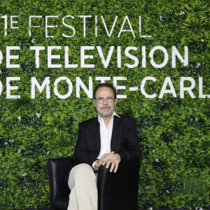 L'écrivain Marc Levy pose lors d'un photocall pour l'émission "Toutes ces choses que nous n'avons jamais dites" au 61ème Festival TV de Monte Carlo à Monaco le 20 juin 2022. Photo par Patrick Aventurier/ABACAPRESS.COM