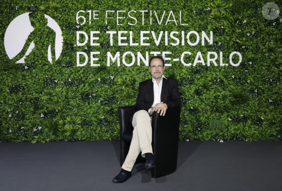 L'écrivain Marc Levy pose lors d'un photocall pour l'émission "Toutes ces choses que nous n'avons jamais dites" au 61ème Festival TV de Monte Carlo à Monaco le 20 juin 2022. Photo par Patrick Aventurier/ABACAPRESS.COM