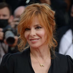 Avant de rencontrer Pauline, le romancier a croisé la route de Mylène Farmer.Mylene Farmer, membre du jury, assiste à la dernière projection de ''OSS 117 : From Africa With Love" et à la cérémonie de clôture du 74ème Festival de Cannes le 17 juillet 2021 à Cannes, France. Photo par Frederick Injimbertzuma Press Wire/Alamy Stock Photo/ABACAPRESS.COM