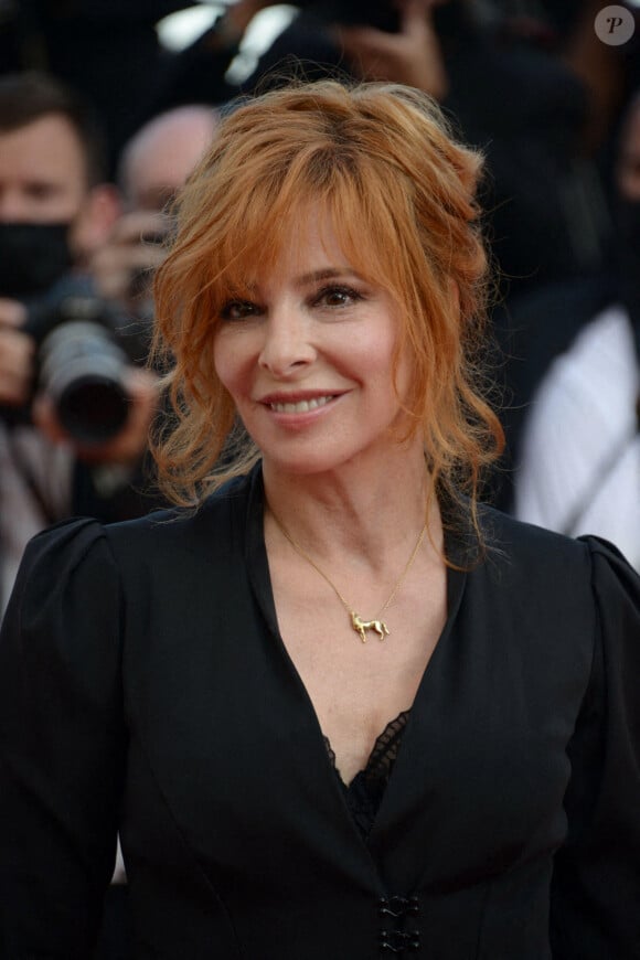 Avant de rencontrer Pauline, le romancier a croisé la route de Mylène Farmer.Mylene Farmer, membre du jury, assiste à la dernière projection de ''OSS 117 : From Africa With Love" et à la cérémonie de clôture du 74ème Festival de Cannes le 17 juillet 2021 à Cannes, France. Photo par Frederick Injimbertzuma Press Wire/Alamy Stock Photo/ABACAPRESS.COM