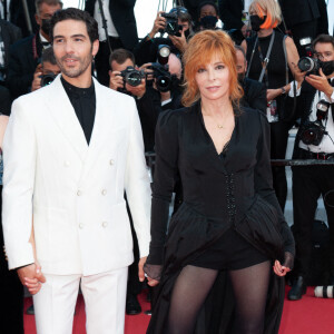 Les membres du jury Mylene Farmer et Tahar Rahim sur le tapis rouge, assistant à la dernière projection de OSS 117 : From Africa With Love le 17 juillet 2021, dans le cadre du 74e Festival de Cannes. Photo par Nicolas Genin/ABACAPRESS.COM