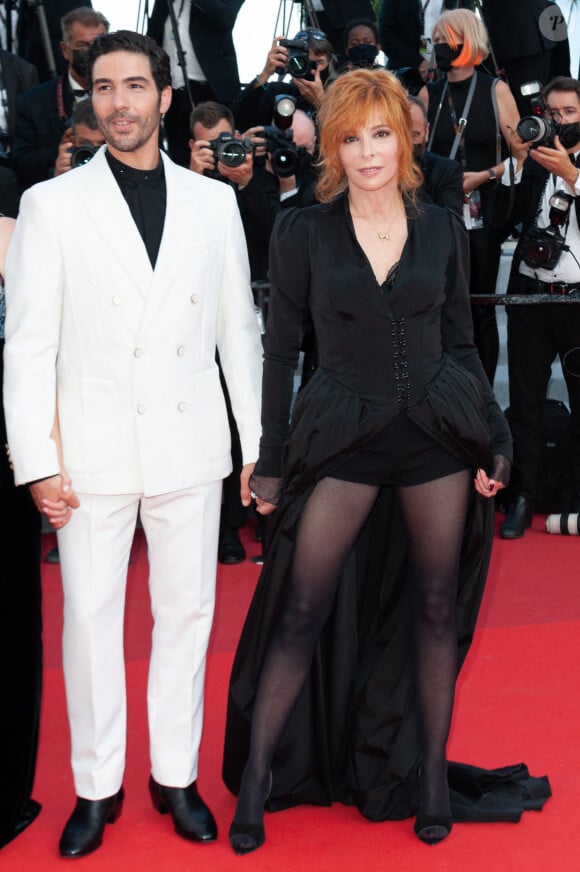 Les membres du jury Mylene Farmer et Tahar Rahim sur le tapis rouge, assistant à la dernière projection de OSS 117 : From Africa With Love le 17 juillet 2021, dans le cadre du 74e Festival de Cannes. Photo par Nicolas Genin/ABACAPRESS.COM