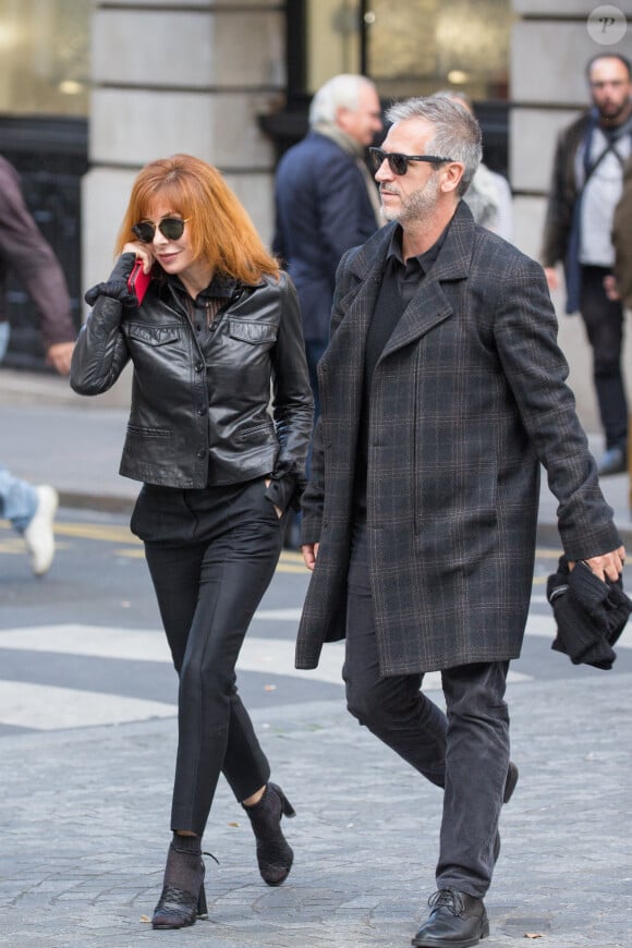 Mylène Farmer et son petit ami Benoit Di Sabatino assistent aux funérailles de l'acteur français Jean Rochefort, à Paris, France, le 13 octobre 2017. Photo par Nasser Berzane/ABACAPRESS.COM