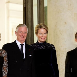 Brigitte Macron, le roi Philippe et la reine Mathilde de Belgique, le président Emmanuel Macron arrivant au dîner d'état au palais de l'Elysée à Paris en l'honneur de la visite du roi et de la reine de Belgique en France le 14 octobre 2024. © Dominique Jacovides / Bestimage 