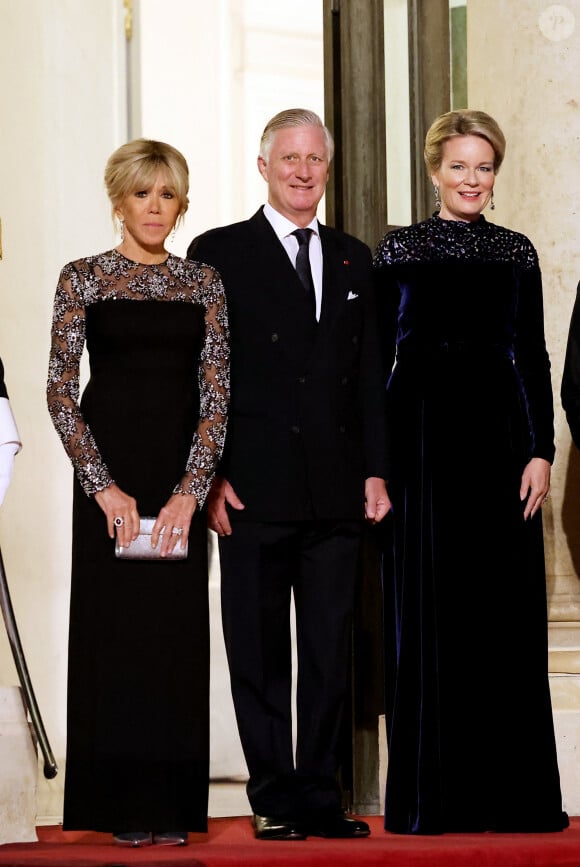 Brigitte Macron, le roi Philippe et la reine Mathilde de Belgique arrivant au dîner d'état au palais de l'Elysée à Paris en l'honneur de la visite du roi et de la reine de Belgique en France le 14 octobre 2024. © Dominique Jacovides / Bestimage 