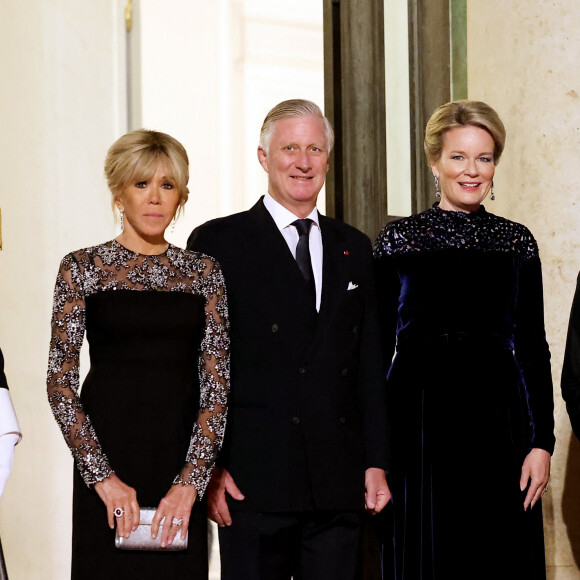 Brigitte Macron, le roi Philippe et la reine Mathilde de Belgique arrivant au dîner d'état au palais de l'Elysée à Paris en l'honneur de la visite du roi et de la reine de Belgique en France le 14 octobre 2024. © Dominique Jacovides / Bestimage 