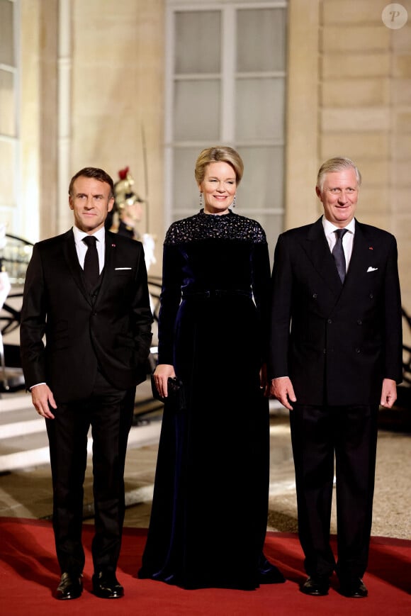 Le président Emmanuel Macron, le reine Mathilde et le roi Philippe de Belgique arrivant au dîner d'état au palais de l'Elysée à Paris en l'honneur de la visite du roi et de la reine de Belgique en France le 14 octobre 2024. © Dominique Jacovides / Bestimage 