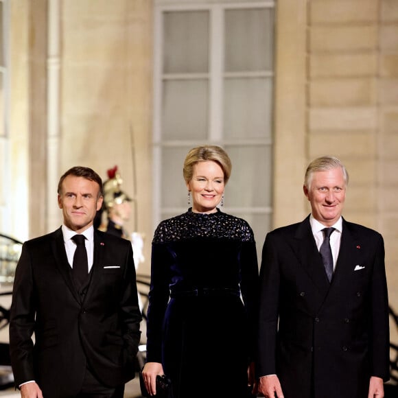 Le président Emmanuel Macron, le reine Mathilde et le roi Philippe de Belgique arrivant au dîner d'état au palais de l'Elysée à Paris en l'honneur de la visite du roi et de la reine de Belgique en France le 14 octobre 2024. © Dominique Jacovides / Bestimage 