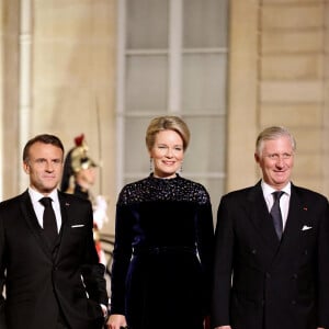 Le président Emmanuel Macron, le reine Mathilde et le roi Philippe de Belgique arrivant au dîner d'état au palais de l'Elysée à Paris en l'honneur de la visite du roi et de la reine de Belgique en France le 14 octobre 2024. © Dominique Jacovides / Bestimage 