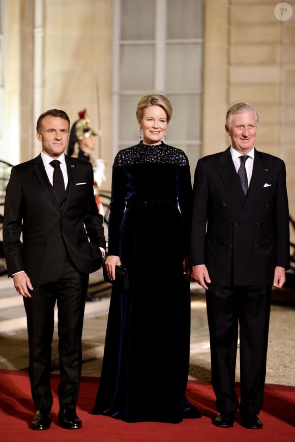 Le président Emmanuel Macron, le reine Mathilde et le roi Philippe de Belgique arrivant au dîner d'état au palais de l'Elysée à Paris en l'honneur de la visite du roi et de la reine de Belgique en France le 14 octobre 2024. © Dominique Jacovides / Bestimage 