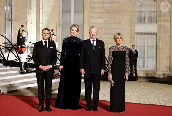 Le président Emmanuel Macron, le reine Mathilde et le roi Philippe de Belgique, Brigitte Macron arrivant au dîner d'état au palais de l'Elysée à Paris en l'honneur de la visite du roi et de la reine de Belgique en France le 14 octobre 2024. © Dominique Jacovides / Bestimage 