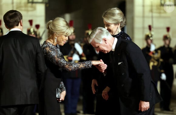 Brigitte Macron et le roi Philippe de Belgique arrivant au dîner d'état au palais de l'Elysée à Paris en l'honneur de la visite du roi et de la reine de Belgique en France le 14 octobre 2024. © Dominique Jacovides / Bestimage 