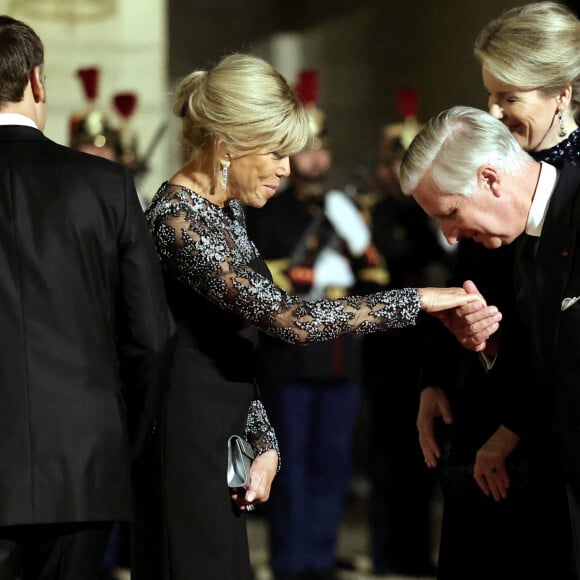 Brigitte Macron et le roi Philippe de Belgique arrivant au dîner d'état au palais de l'Elysée à Paris en l'honneur de la visite du roi et de la reine de Belgique en France le 14 octobre 2024. © Dominique Jacovides / Bestimage 