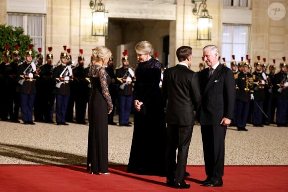 Le président Emmanuel Macron et sa femme Brigitte Macron, le roi Philippe et la reine Mathilde de Belgique arrivant au dîner d'état au palais de l'Elysée à Paris en l'honneur de la visite du roi et de la reine de Belgique en France le 14 octobre 2024. © Dominique Jacovides / Bestimage 