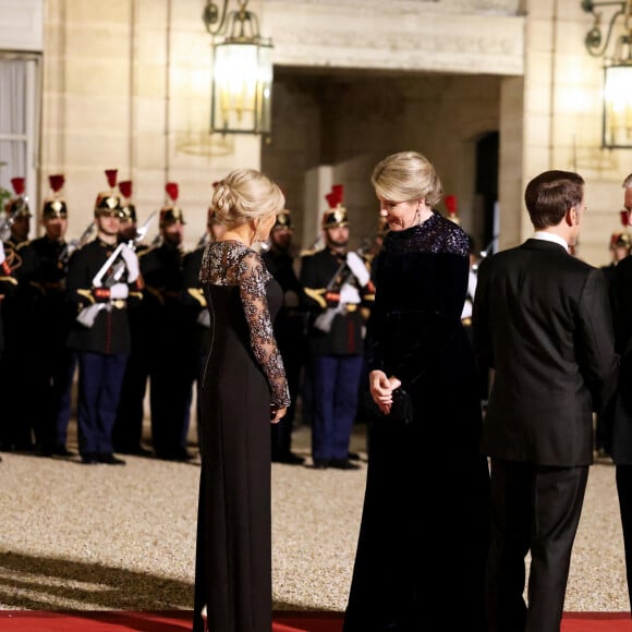 Le président Emmanuel Macron et sa femme Brigitte Macron, le roi Philippe et la reine Mathilde de Belgique arrivant au dîner d'état au palais de l'Elysée à Paris en l'honneur de la visite du roi et de la reine de Belgique en France le 14 octobre 2024. © Dominique Jacovides / Bestimage 